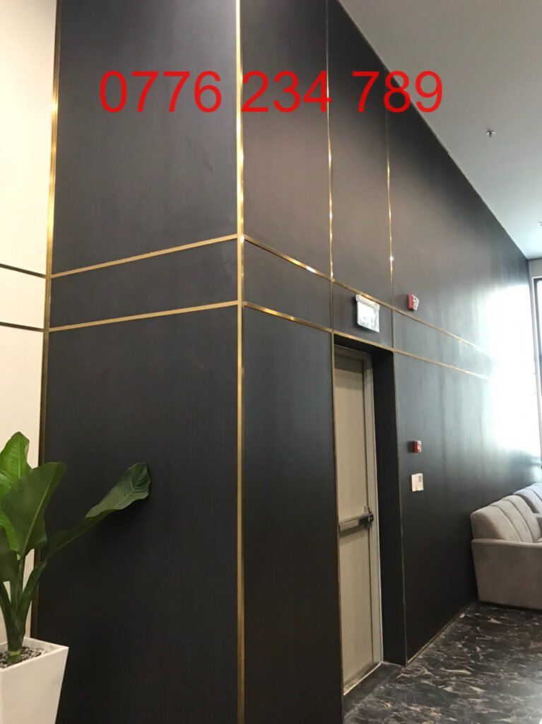 Trang trí tường và thang máy bằng nẹp inox vàng gương tại CityLand Nẹp chỉ trang trí góc cạnh