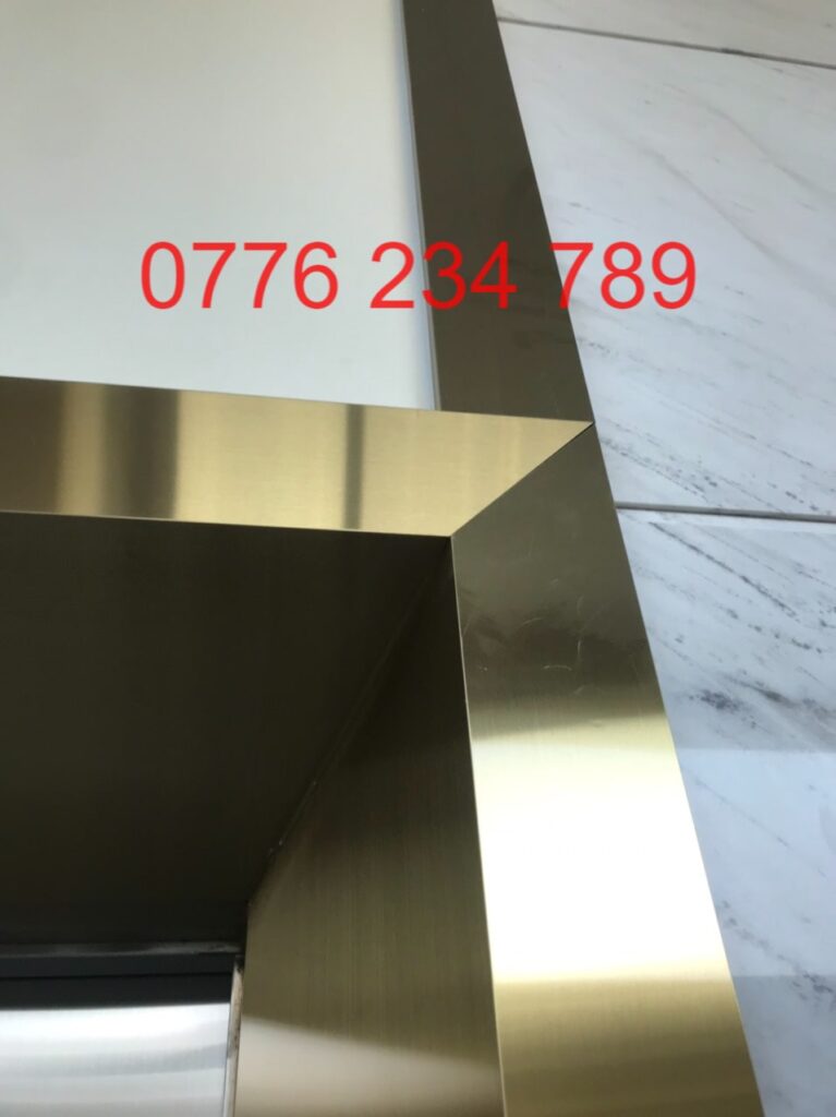 Trang trí tường và thang máy bằng nẹp inox vàng gương tại CityLand Ốp inox vàng gương bảo vệ thang máy