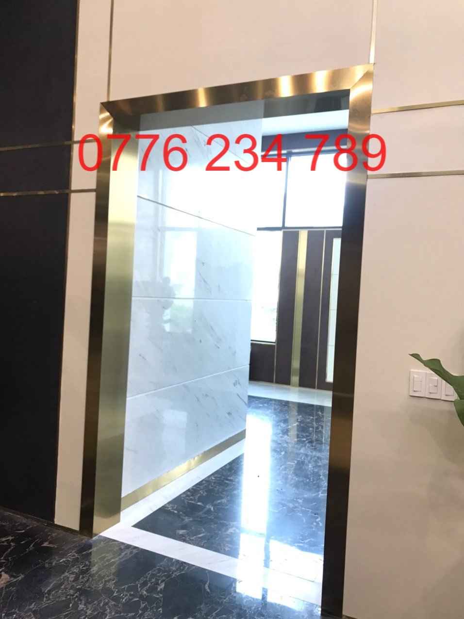 Trang trí tường và thang máy bằng nẹp inox vàng gương tại CityLand Ốp inox bảo vệ
