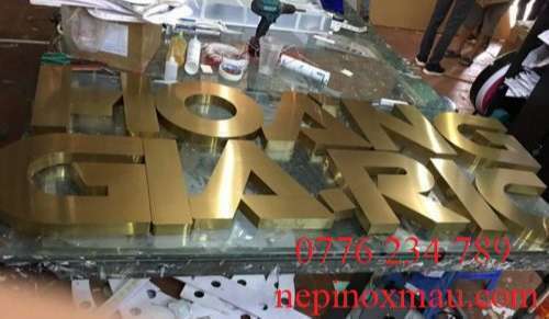 gia công chữ inox vàng xước dung làm bảng hiệu quảng cáo salon tóc