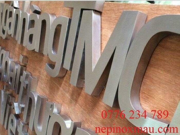 nhận thiết kế bảng hiệu quảng cáo công tý cafe nhà hàng bằng chữ inox trắng