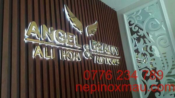 chữ inox vàng gương đèn led hắt chân sẽ là lựa chọn hoàn hảo làm bảng hiệu nhà hàng salon tóc