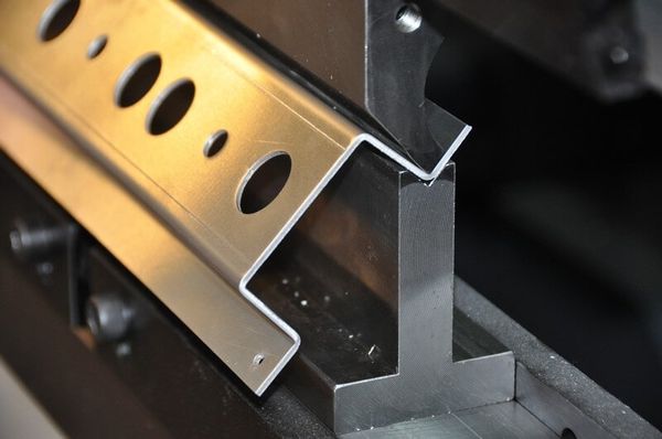 Gia công chấn gấp nẹp inox có hình dạng theo yêu cầu