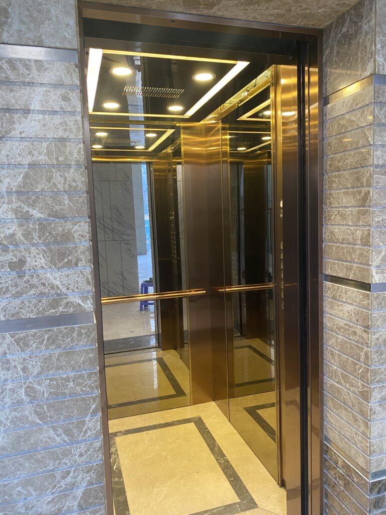 Tấm ốp inox vách cabin mạ vàng