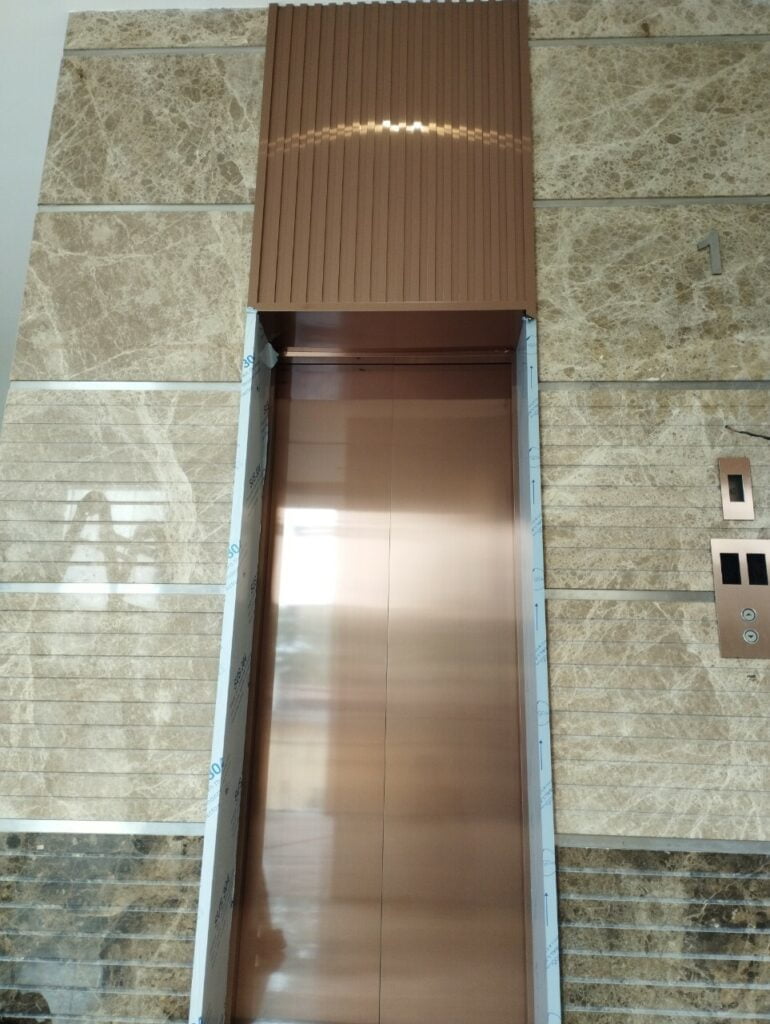Ốp inox bao che cửa thang máy